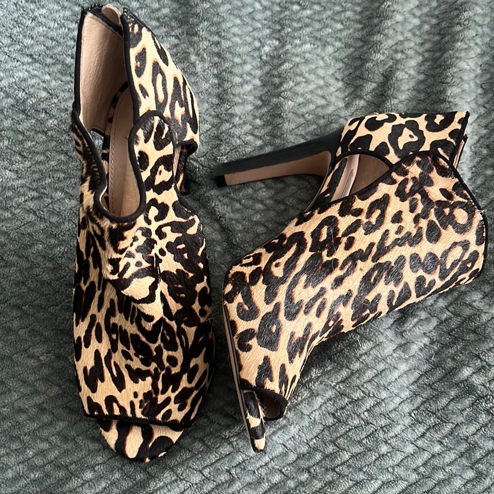Gorgeous leopard print Louise et cie zip up heels new